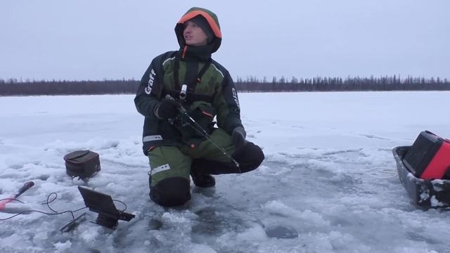 ОНИ СДУРЕЛИ!!! СТОЛЬКО АТАК ЩУК Я ЕЩЁ НЕ ВИДЕЛ! Якутия. Первый лед 2023-2024. Зимняя рыбалка.