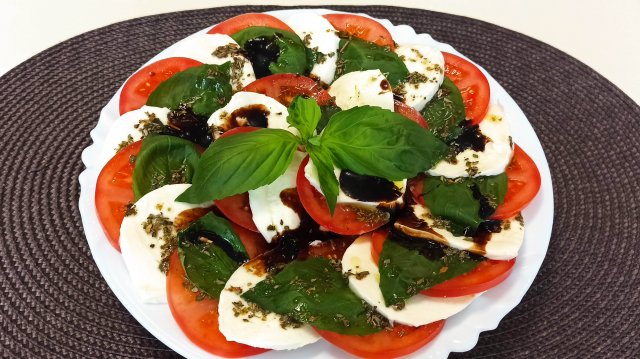 Салат КАПРЕЗЕ с бальзамическим соусом! БЫСТРАЯ закуска на праздничный стол!