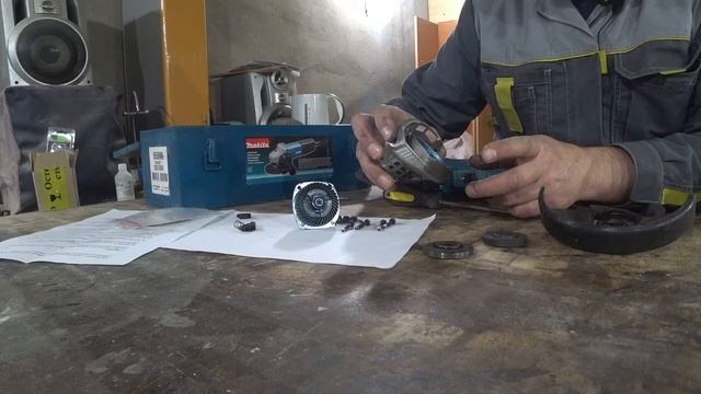 Makita 9558hn, ремонт, замена кнопки фиксации шпинделя