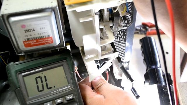 Выбивает автоматы дома при включении Микроволновки MH-6327EB