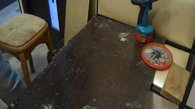 полочка на окно или инструмент в женских руках: шуруповёрт