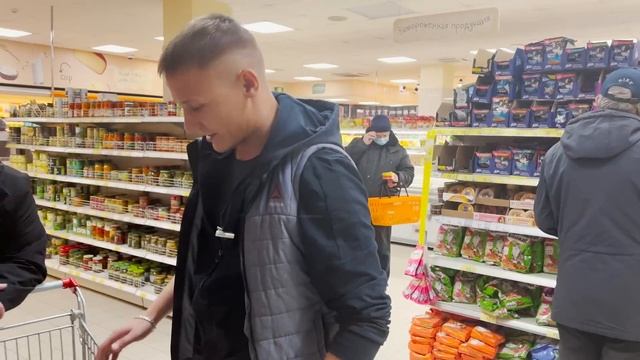 БЕСПРЕДЕЛ ДИРЕКТОР МАГАЗИНА ОТКАЗЫВАЕТСЯ ВЕРНУТЬ ДЕНЬГИ ЗА ПРОСРОЧКУ / ВЕДУТ СЕБЯ КАК РОБОТЫ