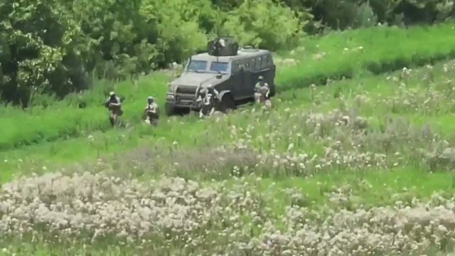 🔴Украинские военные обстреляли машину с мирными жителями🔴