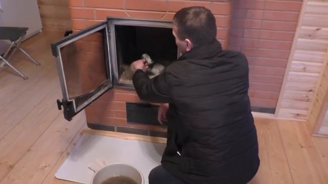 Чем очистить стекло камина от копоти сажи нагара