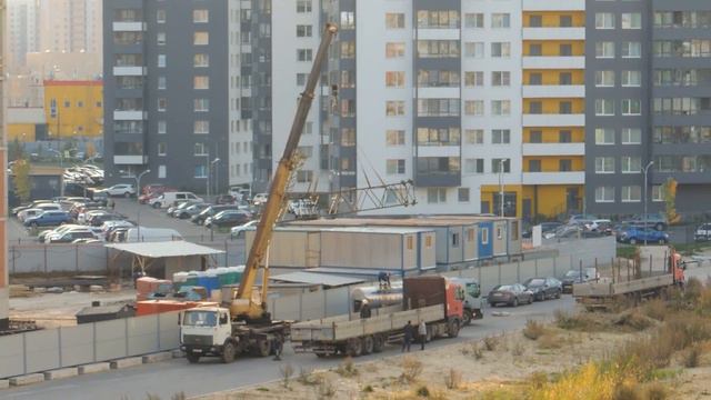 Автокран Маз загружает Грузовик бортовой длинномер