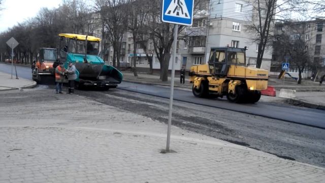 Укладка асфальта - каток+асфальтоукладчик+самосвал