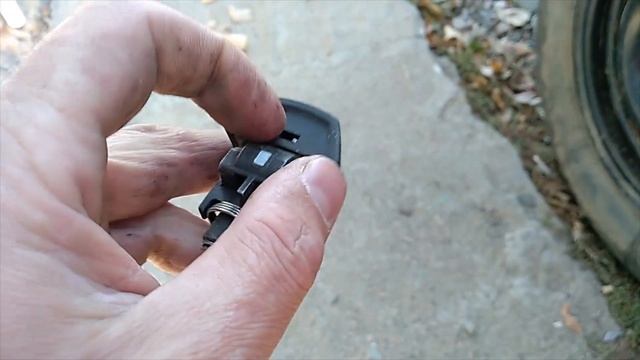 Тойота , как снять личинку замка двери, обломился ключ.