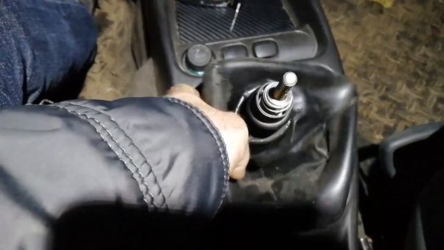 Разборка рычага коробки передач на Калине и замена включателя соленоиды задней скорости