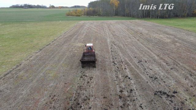 Трактор Т-25 и одноосный прицеп - разбрасыватель навоза.