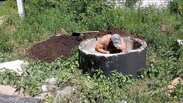 как закопать бетонные кольца под канализацию вручную!/Выгребная яма из бетонных колец