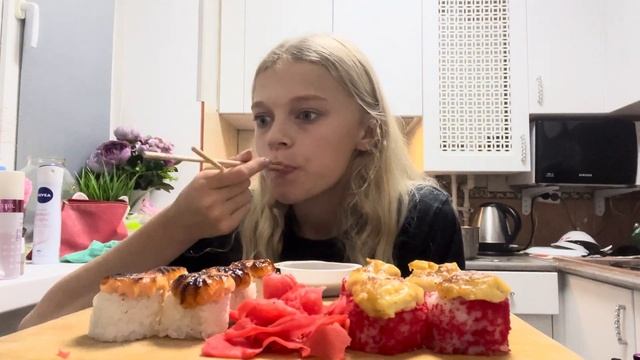 ДЕТИ СПАЛИЛИ ПЛОЩАДКУ?:мукбанг роллы?