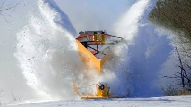 МОЩНЫЕ СНЕГОУБОРОЧНЫЕ ПОЕЗДА РАЗБИВАЮТ СУГРОБЫ