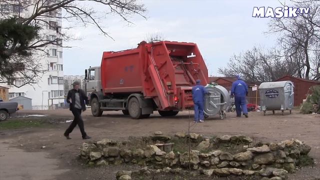 Мусоровоз вывозит мусор