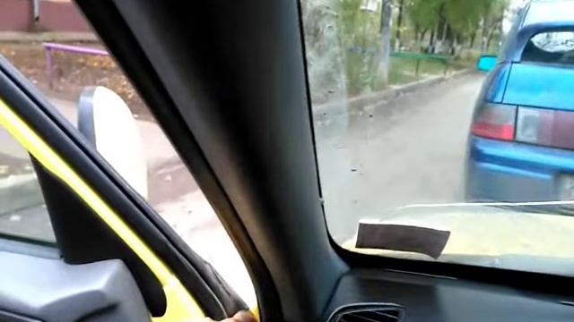 Установка зеркала с камерой заднего вида.