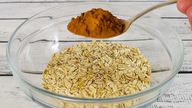 Буру овсянку, какао и банан. Готовлю вкусный шоколадно-овсяный десерт