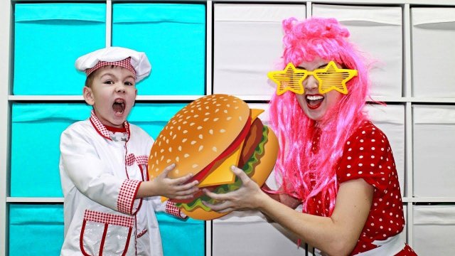 Рома и Хелпик НЕ ПОДЕЛИЛИ игру с сюрпризами Для детей Рома и Хелпик