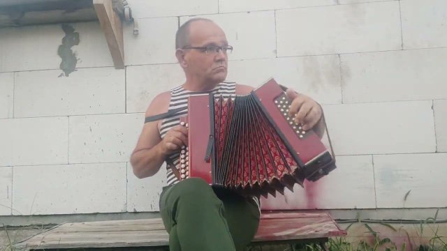 Хорошо поет гармонь)