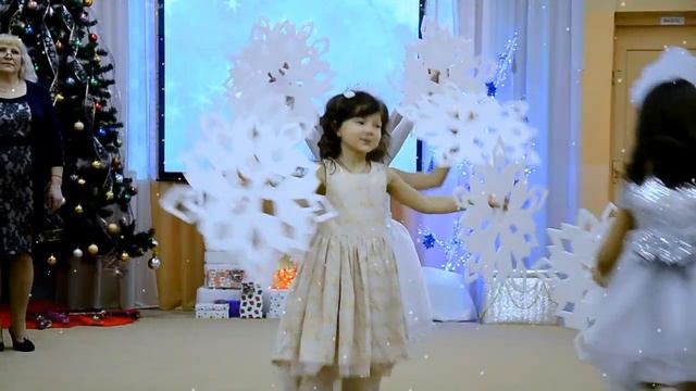 Кружится снежинок хоровод. Новогодний танец, старшая группа
