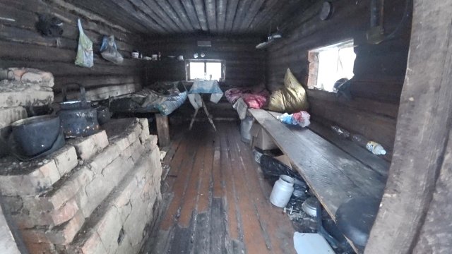 ИЗБА ОХОТНИКА В ТАЙГЕ. ЗАШЛИ В ИЗБУ И УВИДЕЛИ ВСЕ ЭТО!!!