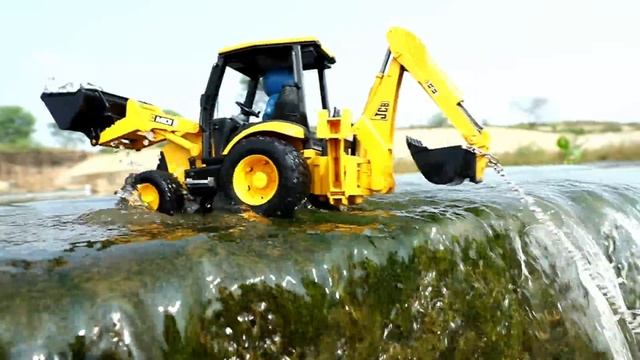 Гружёный трактор свалился в воду с дамбы
