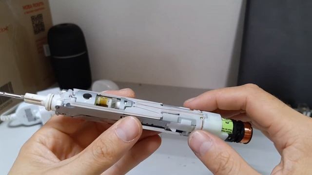 Как разобрать и заменить батарею в электрической зубной щетке Braun Oral-B