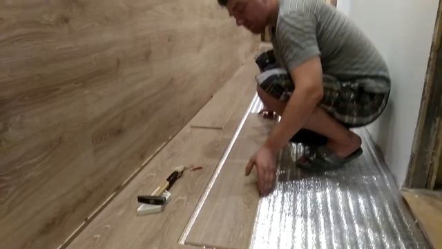 Укладка ламината с герметизацией стыков. Как сэкономить на покупке влагостойкого ламината