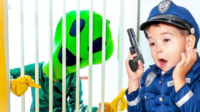 Малыш полицейский и инопланетный гость. Pretend playing police