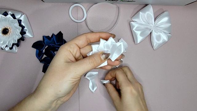 Бантики из атласной ленты 5 см и 2,5 см.