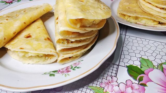Татарские лепёшки "Кыстыбый" из пресного теста с картофельной начинкой. Экономно и очень вкусно!