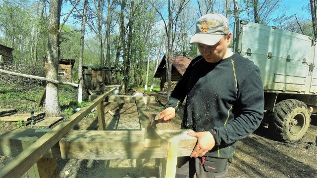 КРУПНЫЙ МЕДВЕДЬ ОЧЕНЬ ХОЧЕТ МЕДА)). Сделали верстак, засеяли поле овсом, нашли артефакты.