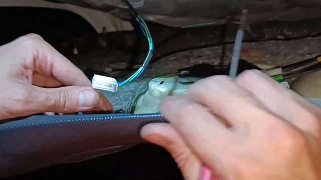 Toyota COROLLA/AURIS. Как снять карту двери (не работает рычажок блокировки)