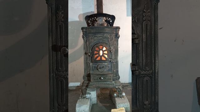 Очень красивая буржуйка камин. very nice fireplace. Тепло и комфортно