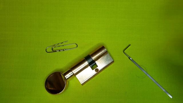 [190] Как сделать отмычку из скрепки два метода