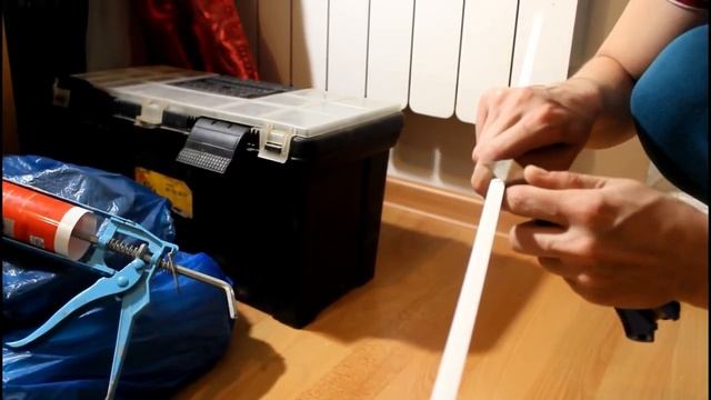 Как наклеить пластиковый уголок чтобы защитить Обои