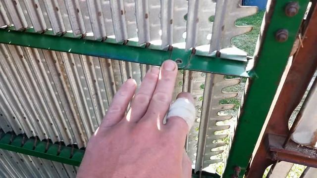 Снимаем решета комбайна для ремонта