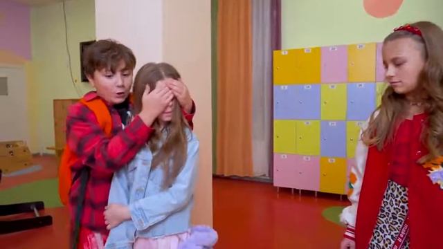 АМИНА ПРИВЕЛА НОВЕНЬКУЮ В КАМПУС! ПЛОХИЕ ПАРНИ ВСЕХ ДОСТАЛИ! УЧИЛКА ЙОГИ НАКАЗАЛА