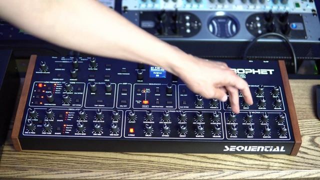 Обзор Sequential Prophet REV2 :  8-ми голосный полифонический синтезатор