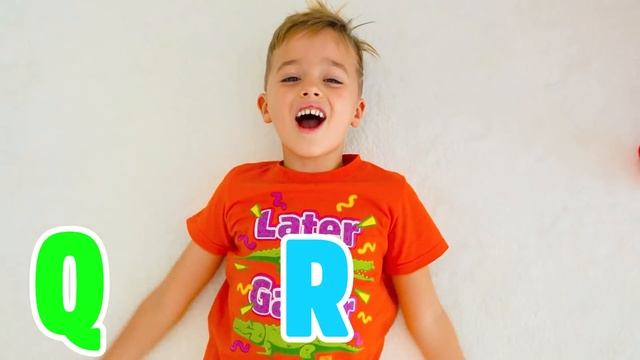 Влад и Ники учатся открывать коробки с игрушками и решать логические задачи