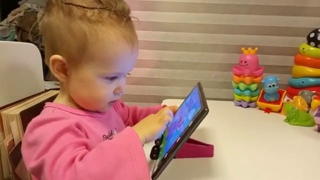 Малыш играет на компьютере, восторг и радость