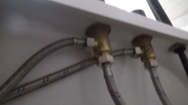 Ванная Своими Руками. Часть 6. Установка крана ВОДОПАД на борт ванной.