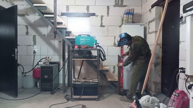 Свариваю металлическую лестницу на второй этаж