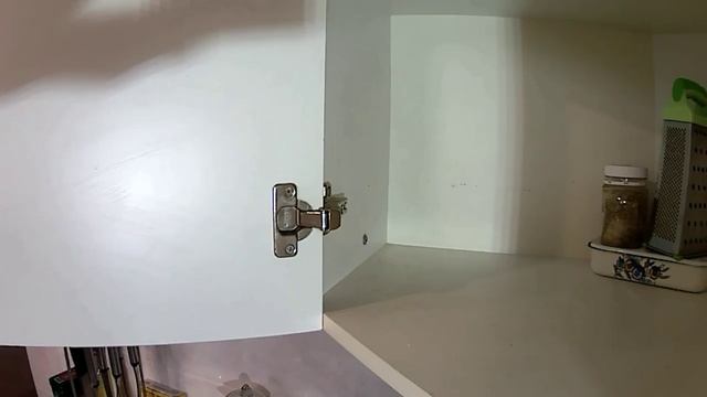 Замена сломанных мебельных петель на петли с доводчиками.