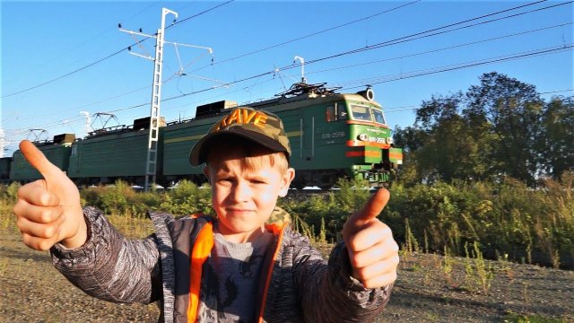 Макс и папа смотрят поезда. Видео про поезда и железнодорожный транспорт для детей.