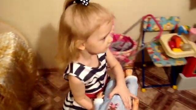 ИГРАЕМ В ДОКТОРА С УКОЛАМИ Малыш отравился ДОКТОР Ставит Укол.  1серия.Видео для детей.