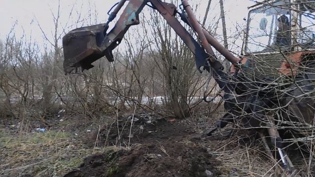 Копаем, экскаватор ЮМЗ, первая яма КОМОМ!!!