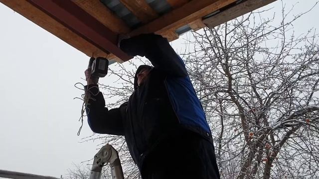 Вешаем светодиодную гирлянду на частный дом при помощи троса и стяжек