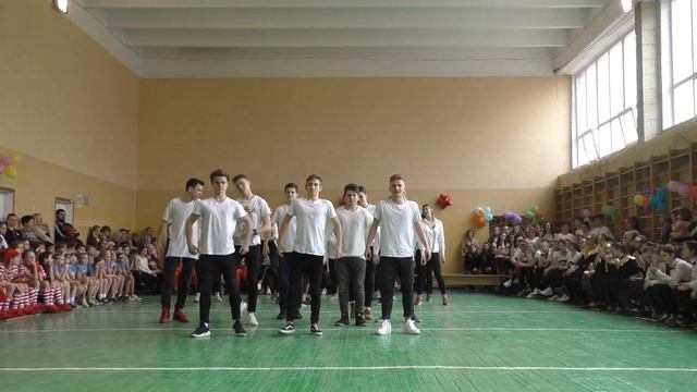 Старшеклассники танцуют в школе спортивный танец, школа 287