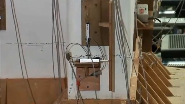 Имитация землетрясения / испытание эко дома из соломенных панелей на сейсмоустойчивость.