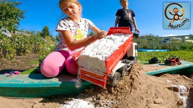 Диана и Даня делают речку для Машинок Игрушек. Манкиту