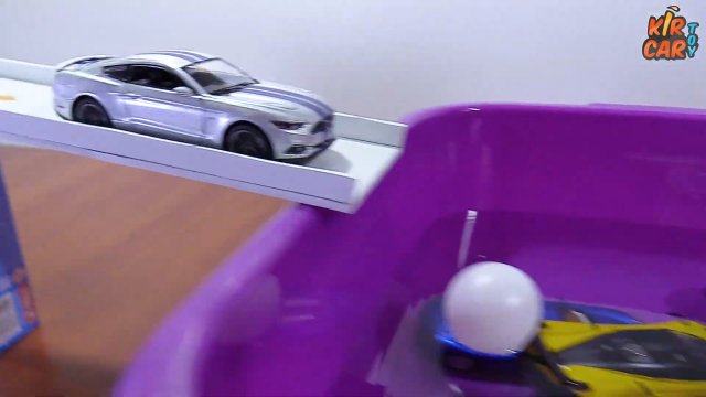 Машинки и Шарики. Машинки игрушки катятся в бассейн с шариками. Кир Кар Тойс